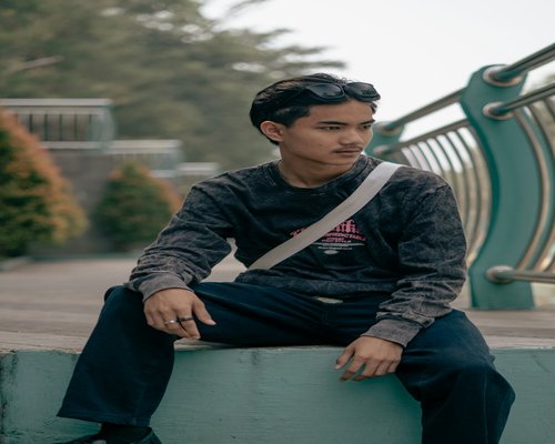 Seseorang sedang membaca di taman saat istirahat