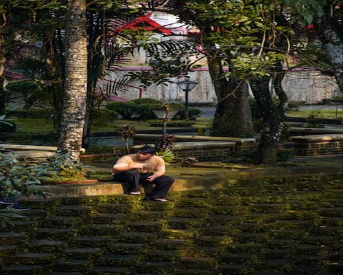 Seseorang melakukan peregangan di sela waktu kerja